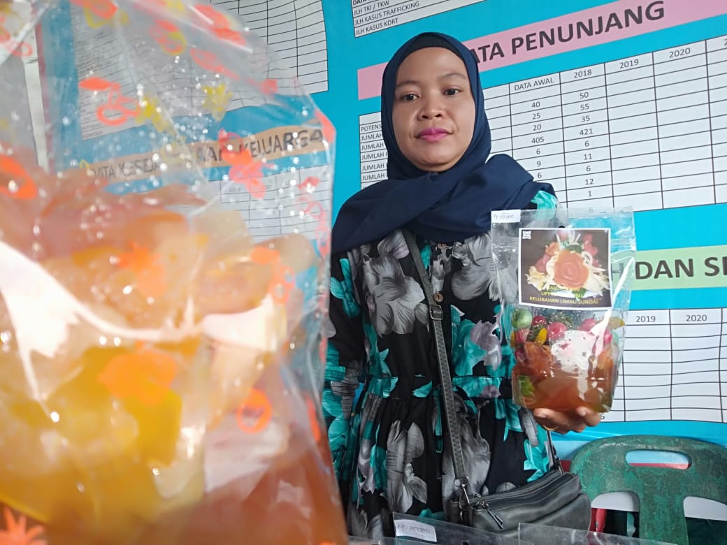 Putri Kreaksikan Buah Hutan Jadi Manisan